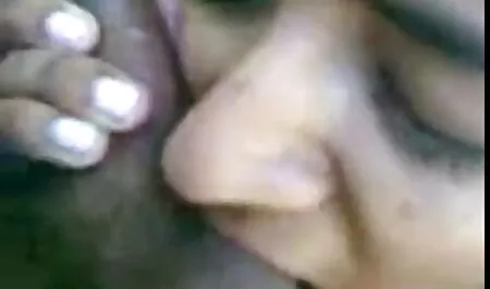 Belleza sexo con un hombre en la cama. follando anal por primera vez
