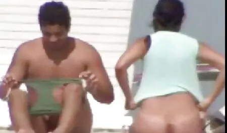 Las chicas se han lavado en el baño y se han doblado a través del sexo anal con culos hermosos pecho.