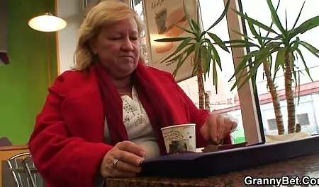 Engañó porno por el poto a su esposa mientras limpiaba.
