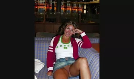 Unos cuantos anal de culos grandes meten a una rubia en un condón.