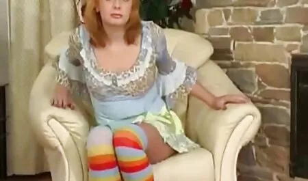 La chica de pelo castaño se la follan por el ano teniendo sexo con un amigo.