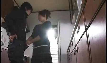 Las mujeres se sexo anal culos grandes sientan en un compañero.
