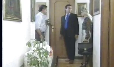 Un hombre con una rubia de pelo mejores folladas anales largo.