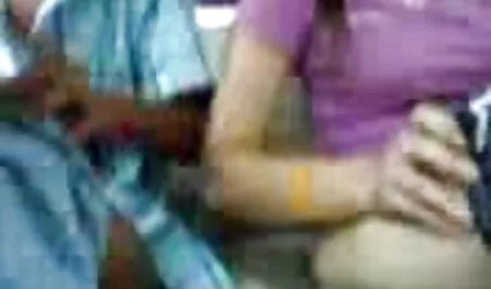 Plantando a videos xxx por el ano una chica en la estación.