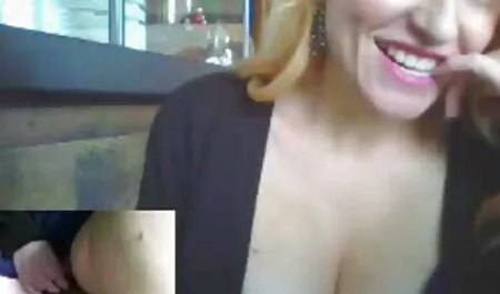 En cuclillas haciendo el amor por atrás sobre la goma.