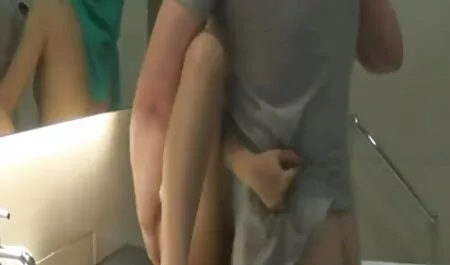 Dos video sexo por el ano hombres enseñan a una chica, una stripper.