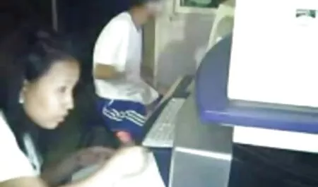 Les encanta el agua en el follando anal por primera vez coche.