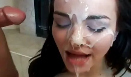La belleza extiende sus piernas por ella en la follando anal por primera vez vagina.