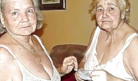 La chica, quitar y drenar xxx por el ano el sexo con un hombre.