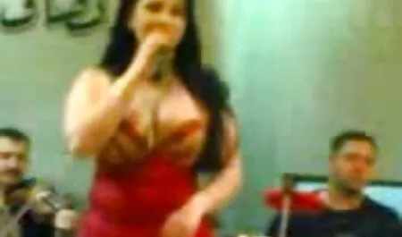 Un hombre con una media en culos grandes anal la cabeza, una chica.