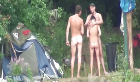 Una sexo duro culos grandes mujer teniendo sexo en un dormitorio chance con un invitado.