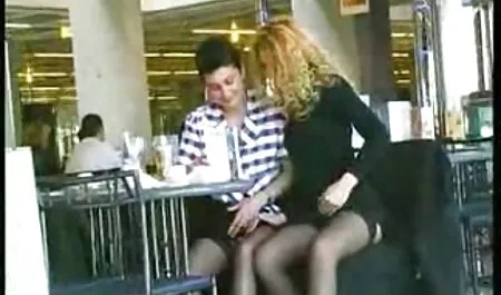 Novia jugando con la polla en la cama. culos xnx