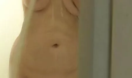 Aisha tiene la polla en su boca por el ano no xxx y la chupa.