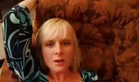 Una inmigrante de Argelia, una mujer española. culos anales