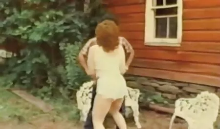 Ella empujó hacia atrás su tanga e hizo el amor. traseros grandes sexo