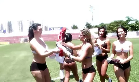 Viejo una mujer nalgas grandes follando en bikini.