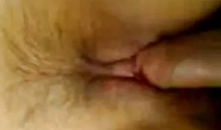 El esperma fluye de videos pornos x el culo la barbilla de un masajista.