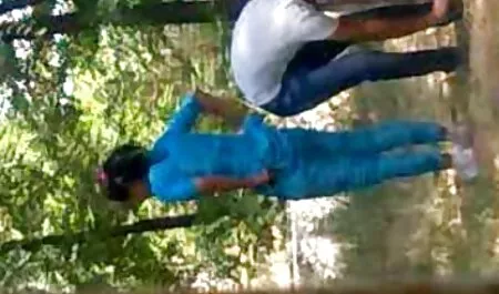 Una mujer negra frita culos ricos anal en blanco.