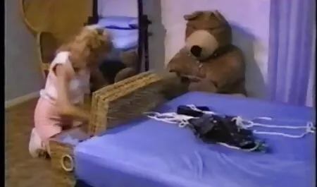 Bebé Nichols se quitó las bragas culos al aire xxx y se masturba.