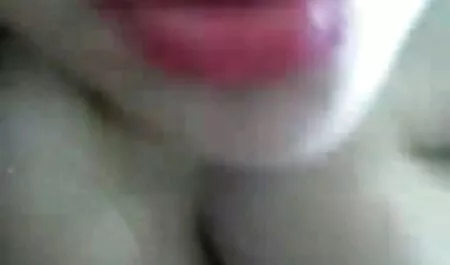 Estudiante-profesor culos anales en la mesa.