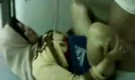 El dueño del café culos para culiar sexo con la chica en la mesa.